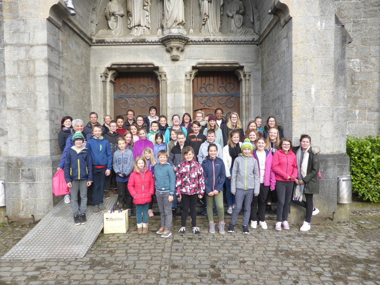 Le groupe des servants de messe de Haute-Ajoie devant l'abbaye de Maredsous