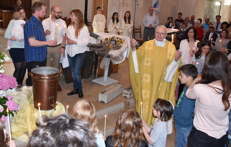 L'abbé Pierre Girardin lors de la fête des baptisés à St-Pierre