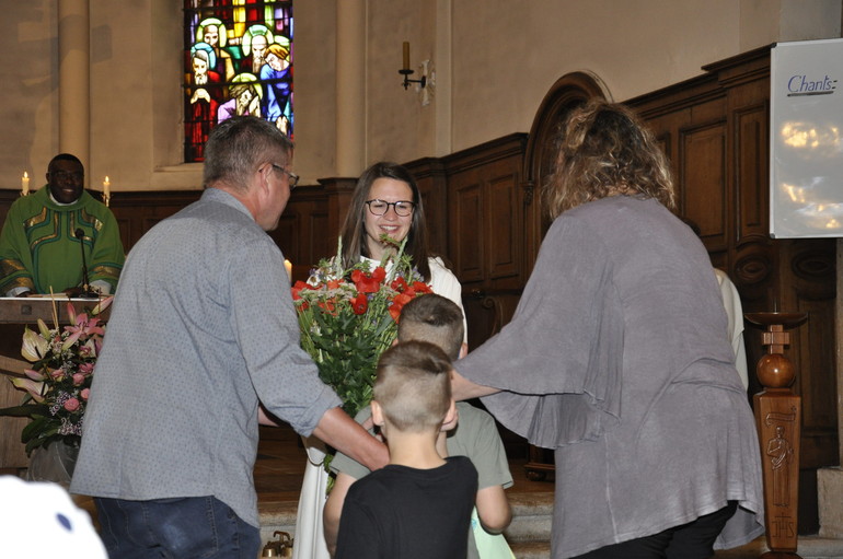 Des enfants remettent un bouquet à Catherine Berret à l'occasion de son départ