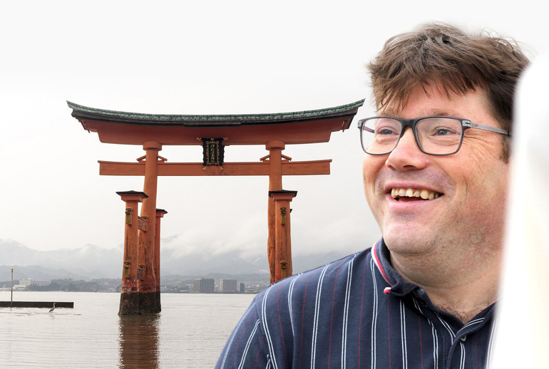 J’ai été fasciné par les torii, ces portails traditionnels érigés à l’entrée des sanctuaires shintoïstes, en particulier celui de Miyajima, dressé dans l’eau, qui marque symboliquement la séparation entre le monde physique et le monde spirituel