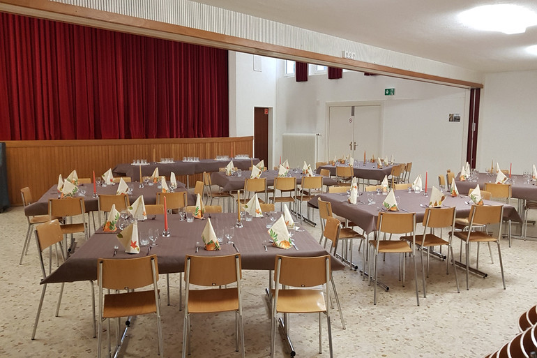 Salle avec tables