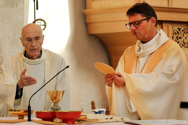 Le 27 octobre 2019 à l’église Saint-Pierre à Porrentruy, avec Mgr Felix Gmür, à l’occasion du 400e anniversaire de l’Ecole Sainte-Ursule (photo SCJP)