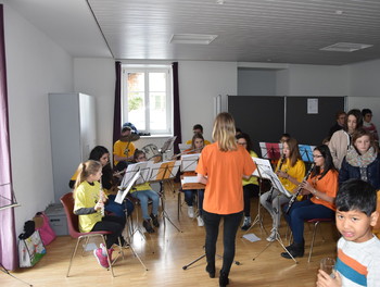 L'Ensemble des Cadets de la fanfare l'Ancienne de Cornol qui anime l'apéritif