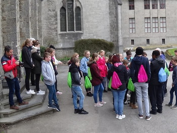 Les jeunes, attentifs pendant la visite