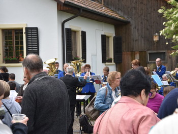 Apéro agrémenté par la fanfare de Cornol