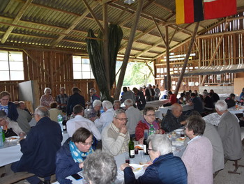 Repas dans la grange