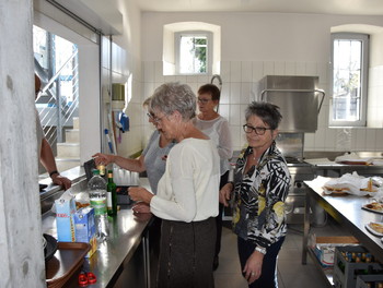 Les stands des boissons et assiettes apréritives