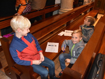 Enfants qui cherche les réponses au concours