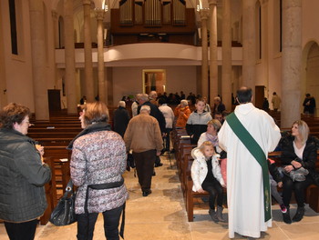 Forum est dispersé dans l'église