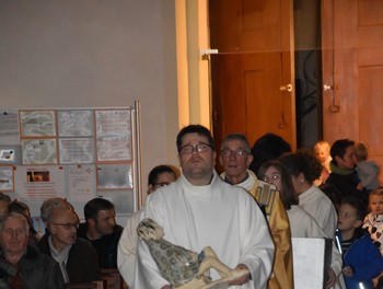 Procession d'entrée avec l'enfant Jésus et sa maman porté par l'assistant pastoral Patrick Godat