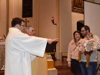 Accueil de la petite qui sera baptisé dans nos paroisses ces prochains temps