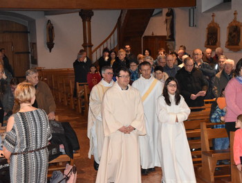 Procession d'entrée avec l'abbé Pierre Rebetez, le diacre Philippe Charmillot et l'assistant pastoral Patrick Godat