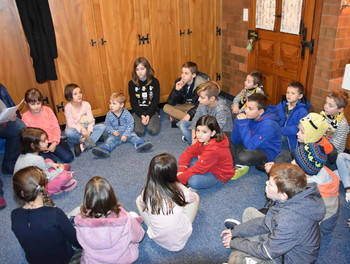 Les enfants écoutant le texte de l'évangile