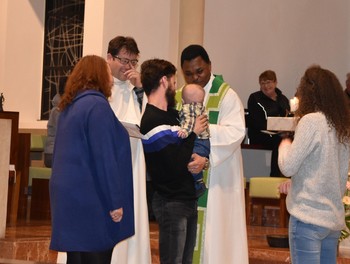 Présentation d'un enfant qui sera baptisé prochainement