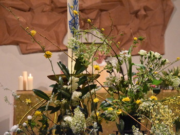 Messe présidé par l'abbé Pierre Rebetez à travers les fleurs