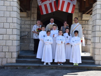 Premiers communiers devant l'église