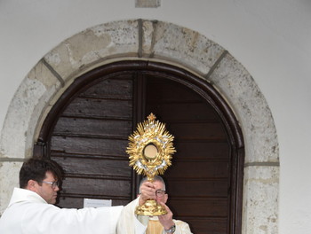 Adoration devant le saint-sacrement