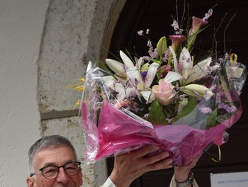 Bouquet de fleurs remis pour son départ