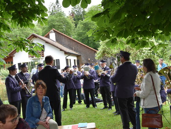 Apéritif agrémenté par la fanfare L'Ancienne de Courgenay