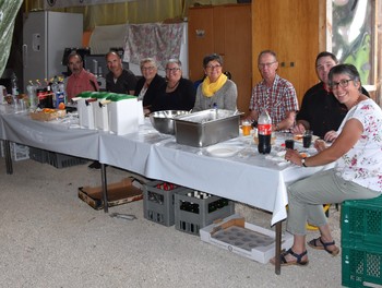 Une partie du conseil de Courgenay avec les aides entrain de manger