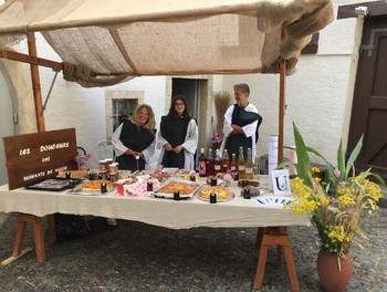 Stand de patisseries et de servants