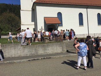 Paroissiens devant l'église d'Epauvillers