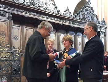 Le président Richard Bron félicite les jubilaires