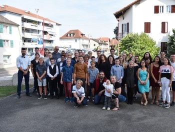 Confirmants avec leur parrain et marraine