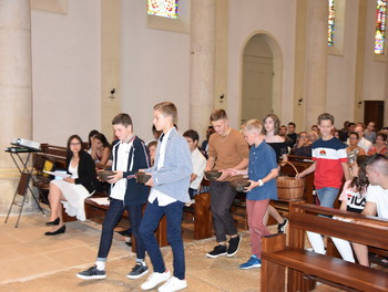 Procession des offrandes par quelques confirmés