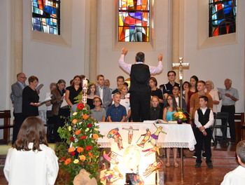 Chant de la chorale accompagné par les confirmés