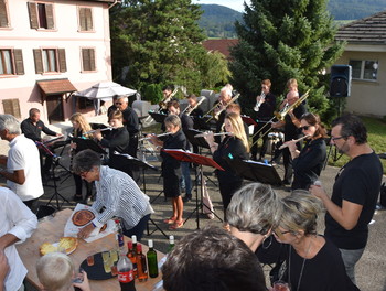 Apéro agrémenté par le Point Jazz Band de Courgenay
