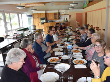 Repas avec les personnes qui ont participé à la broderie