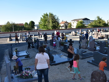 Chercher des symboles qui représente Marie dans le cimetière