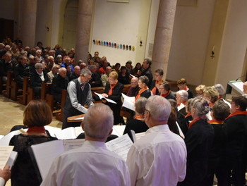 Les chorales chantent accompagné à l'orgue par Dominique Rosenblatt