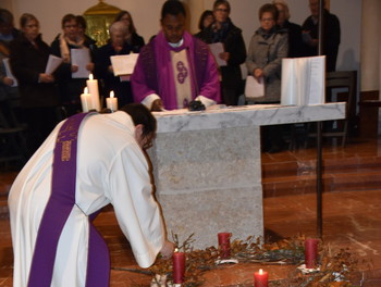 Le diacre Patrick Godat allume la 2ème bougie de la couronne d'avent