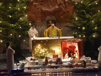 Belle crèche devant le maître autel