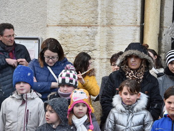 Morceau de musique joué dehors sous la neige