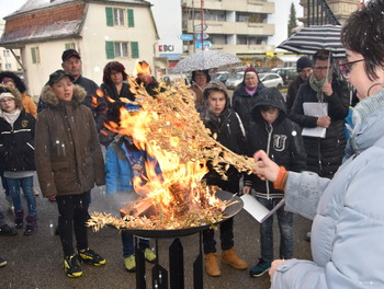 Dans le feu nous brûlons le buis sec de l'année passée pour préparer les cendres de l'année prochaine.