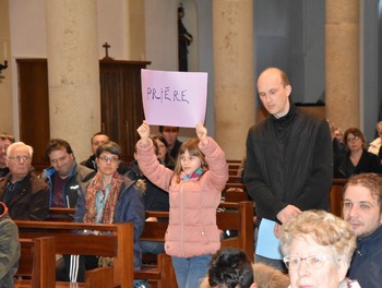 Un papa et sa fille nous explique comment ils prient en famille