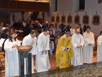Messe avec plusieurs prêtres et diacres