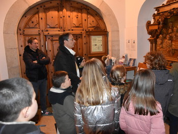 Philippe Charmillot explique les tableaux qui sont dans l'entrée de l'église