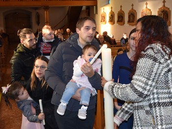 Chacun veux allumer sa bougie de baptême