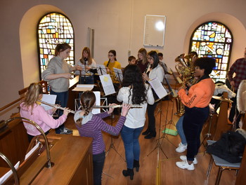 L'ensemble des cadets joue un morceau au début de la messe