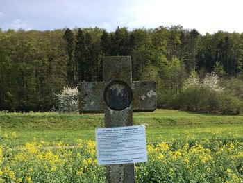 Chaque croix à un panneau à lire