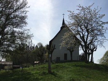 La chapelle sur sa hauteur