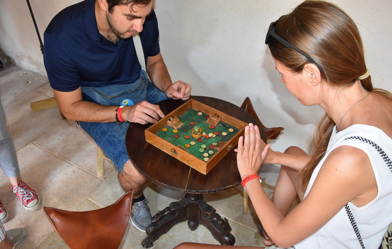 Jeux au cloître lors de médiévales à St-Ursanne