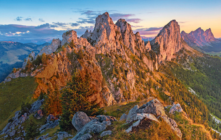 En juillet: marche dans les Préalpes fribourgeoises