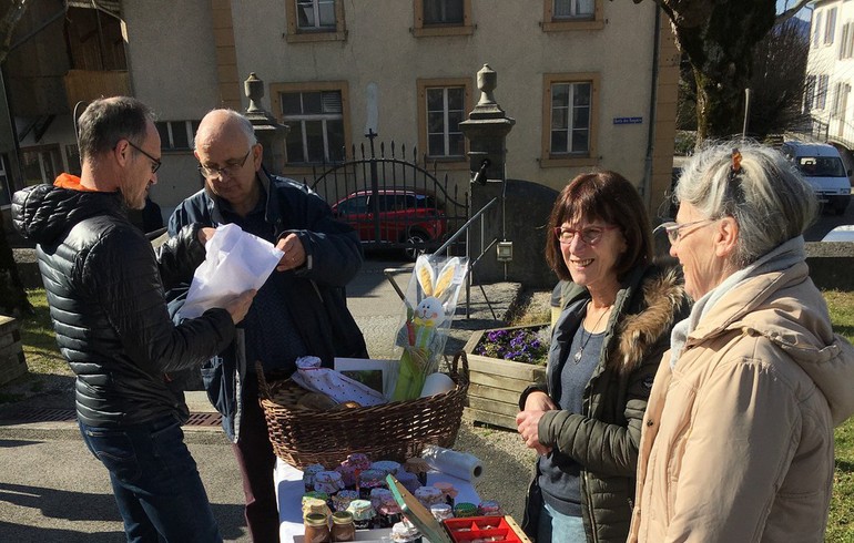 Ventes missionnaire après la messe à Cornol