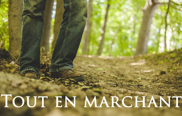 Tout en marchant